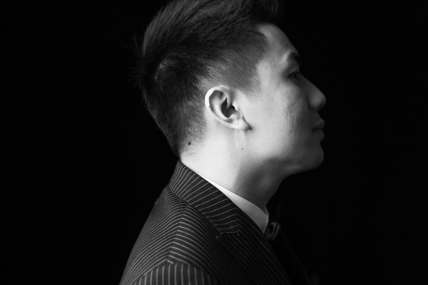 A headshot of Viet Trinh.